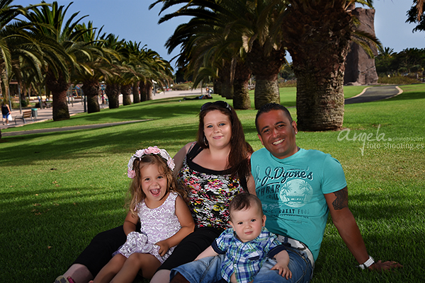 Foto von einer Familie im Palmenpark