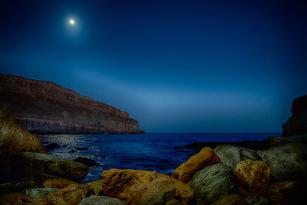 Felsen und Meer, die perfekte Kombination für ein Fotoshooting